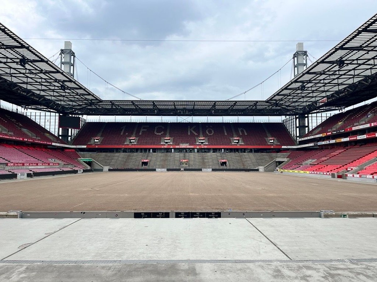 Das Rhein-Energie-Stadion in Köln am 14. Juli 2025 ohne Rasen.