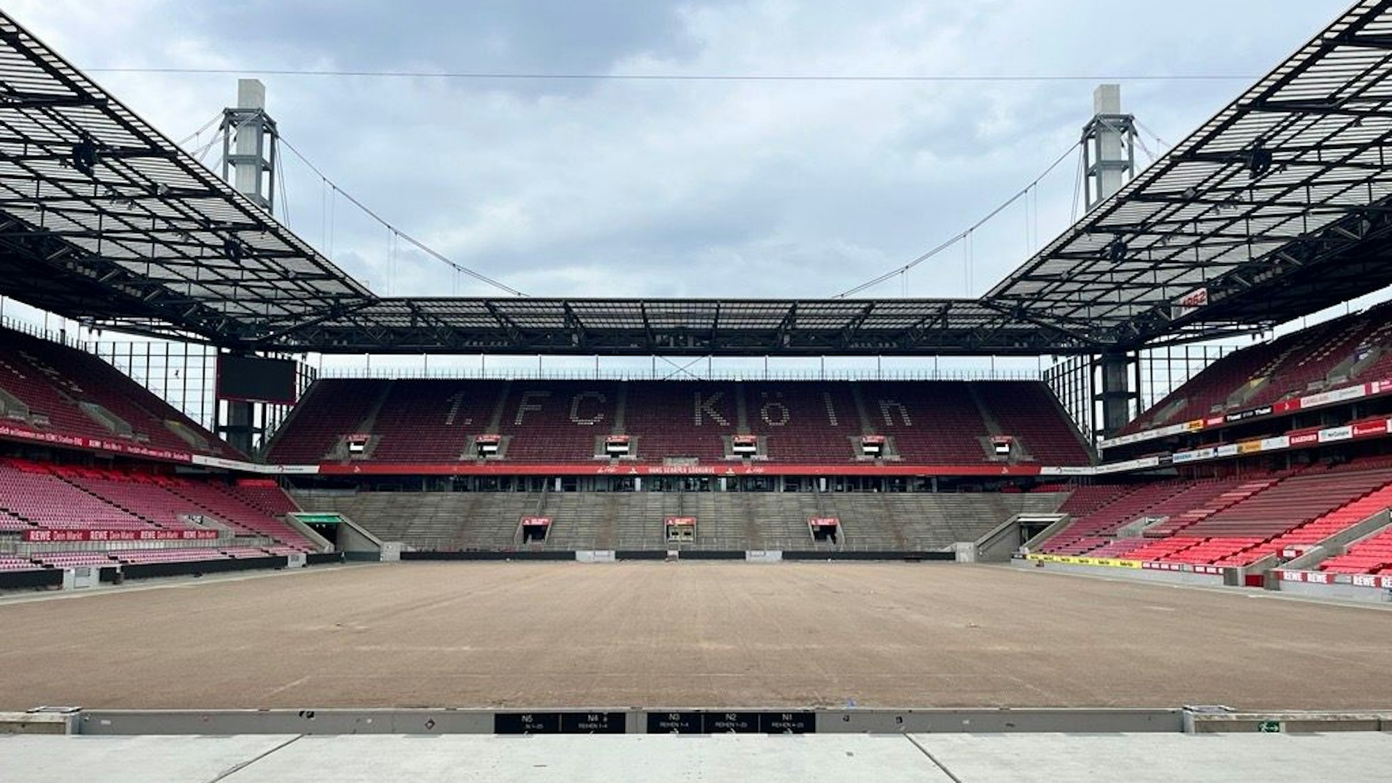Das Rhein-Energie-Stadion in Köln am 14. Juli 2025 ohne Rasen.