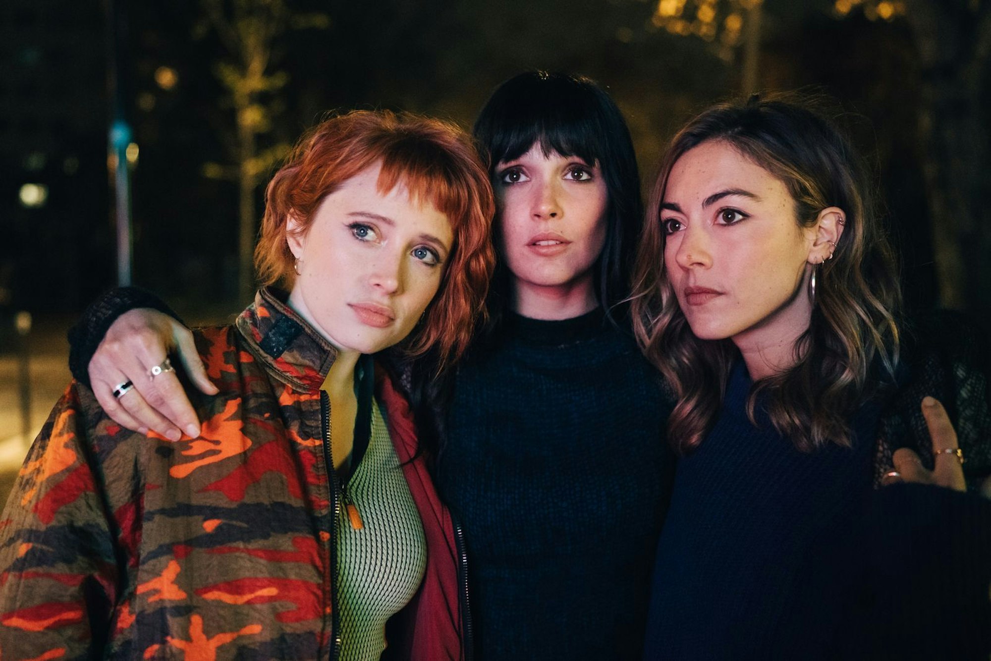 Sie sind ein unschlagbares Trio: Die Schwestern Alexia (Claire Romain, von links), Tamara (Camille Lou) und Sylia (Constance Labbé) müssen sich nun überlegen, wie sie die geklauten Kunstwerke ihres verstorbenen Vaters zurückgewinnen können. (Bild: ZDF/ CAROLINE DUBOIS / BIG BAND ST)