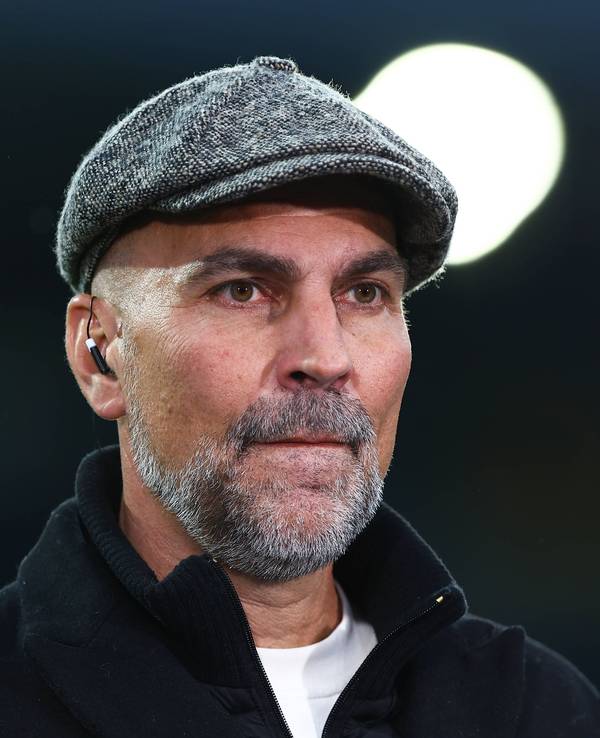 Markus Babbel trägt bei einer TV-Übertragung Kopfhörer im Ohr.