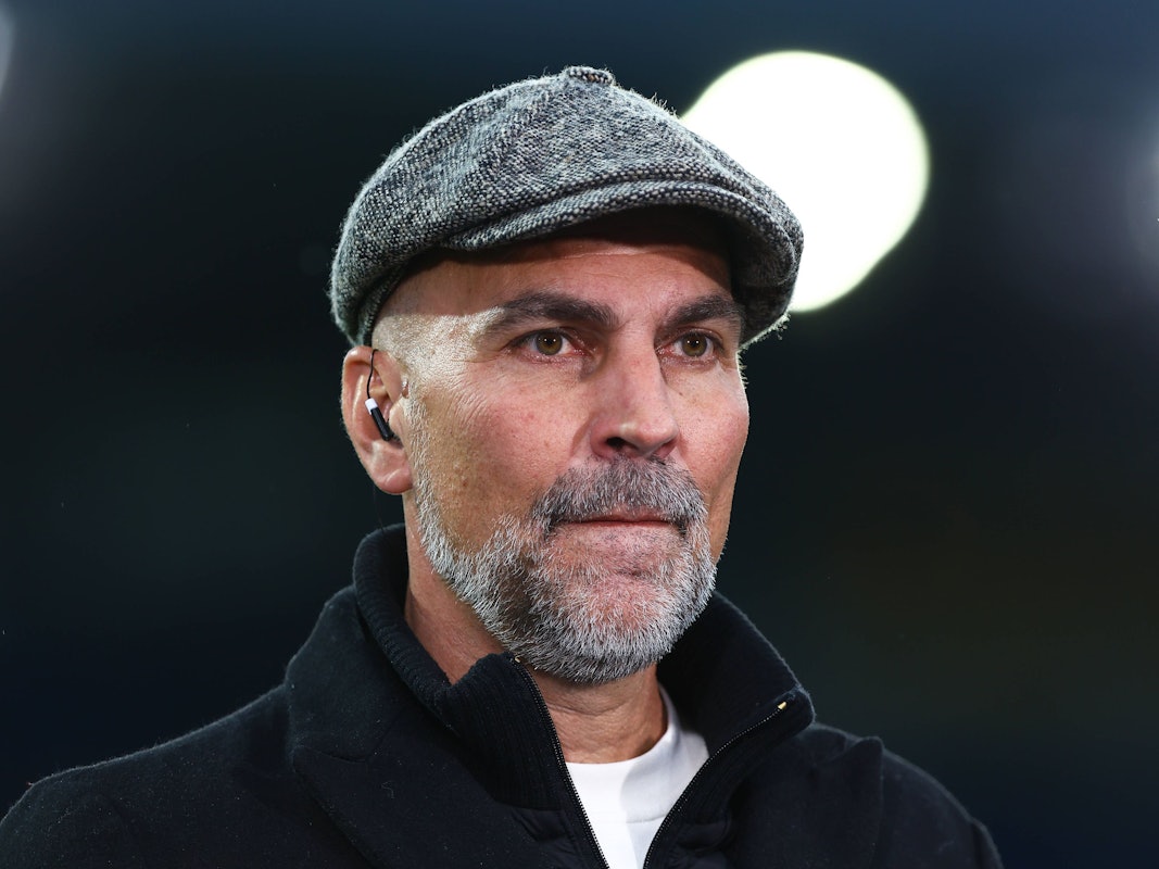 Markus Babbel trägt bei einer TV-Übertragung Kopfhörer im Ohr.