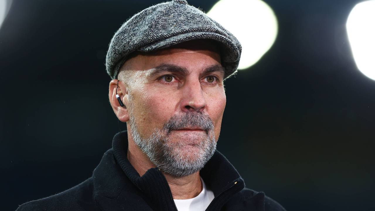 Markus Babbel trägt bei einer TV-Übertragung Kopfhörer im Ohr.