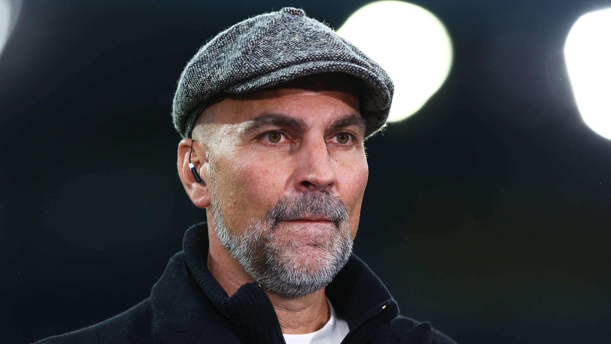 Markus Babbel trägt bei einer TV-Übertragung Kopfhörer im Ohr.