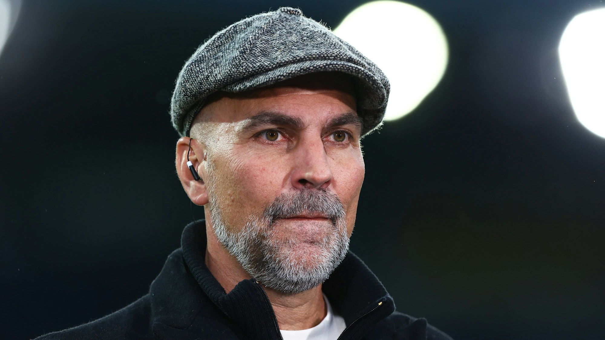Markus Babbel trägt bei einer TV-Übertragung Kopfhörer im Ohr.