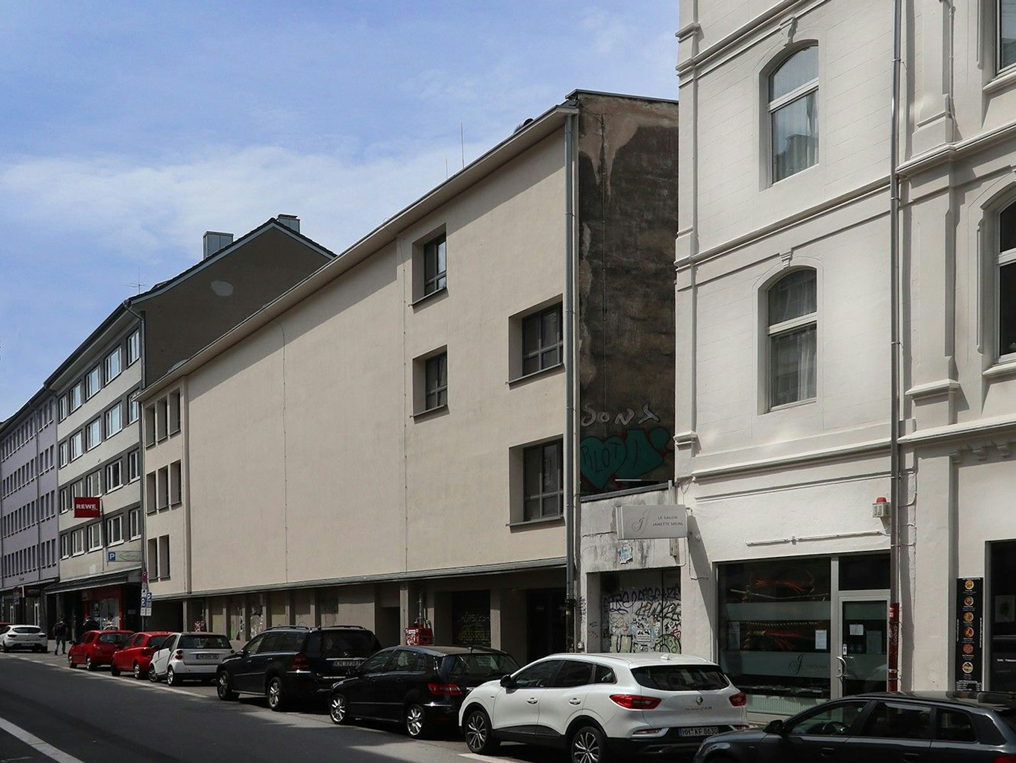 Die Baulücke Friesenwall 2 neben dem Kino.