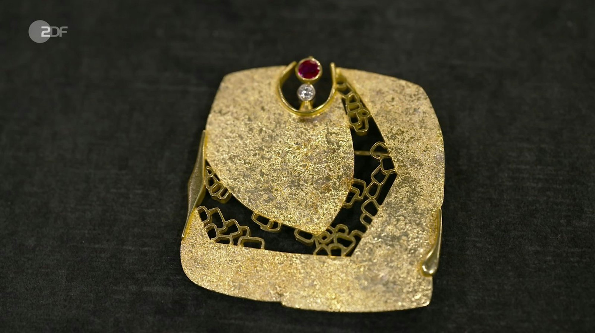 Wendela Horz datierte eine Brosche aus 750er Gold mit Diamant und Rubin um 1970.
(Bild: ZDF)