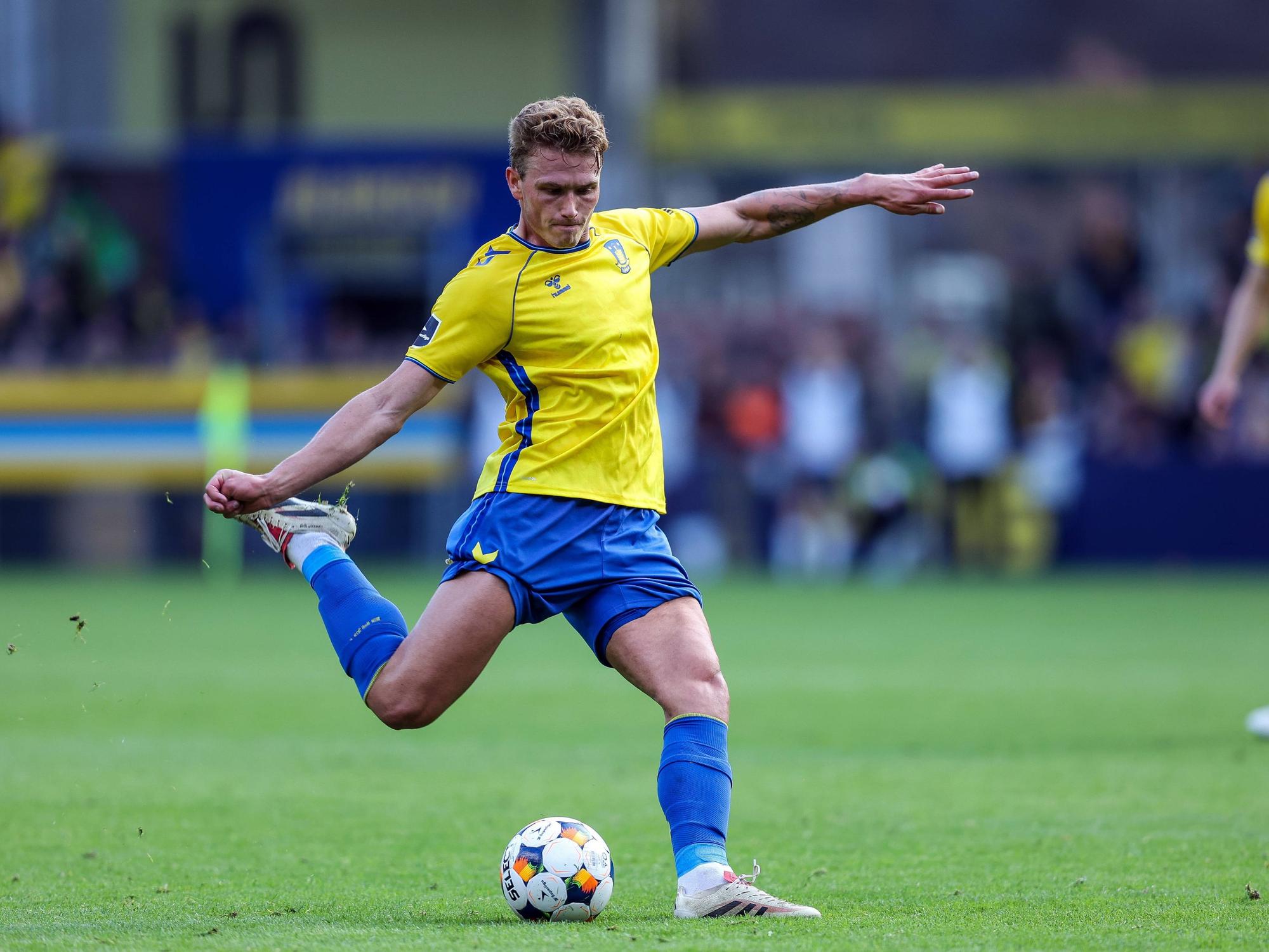 Sebastian Sebulonsen mit Ball in Aktion.