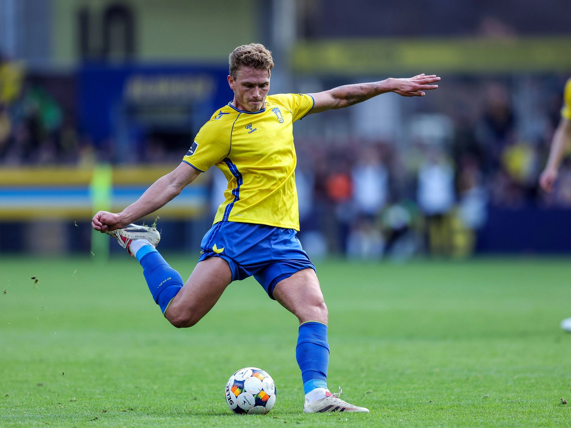 Sebastian Sebulonsen mit Ball in Aktion.