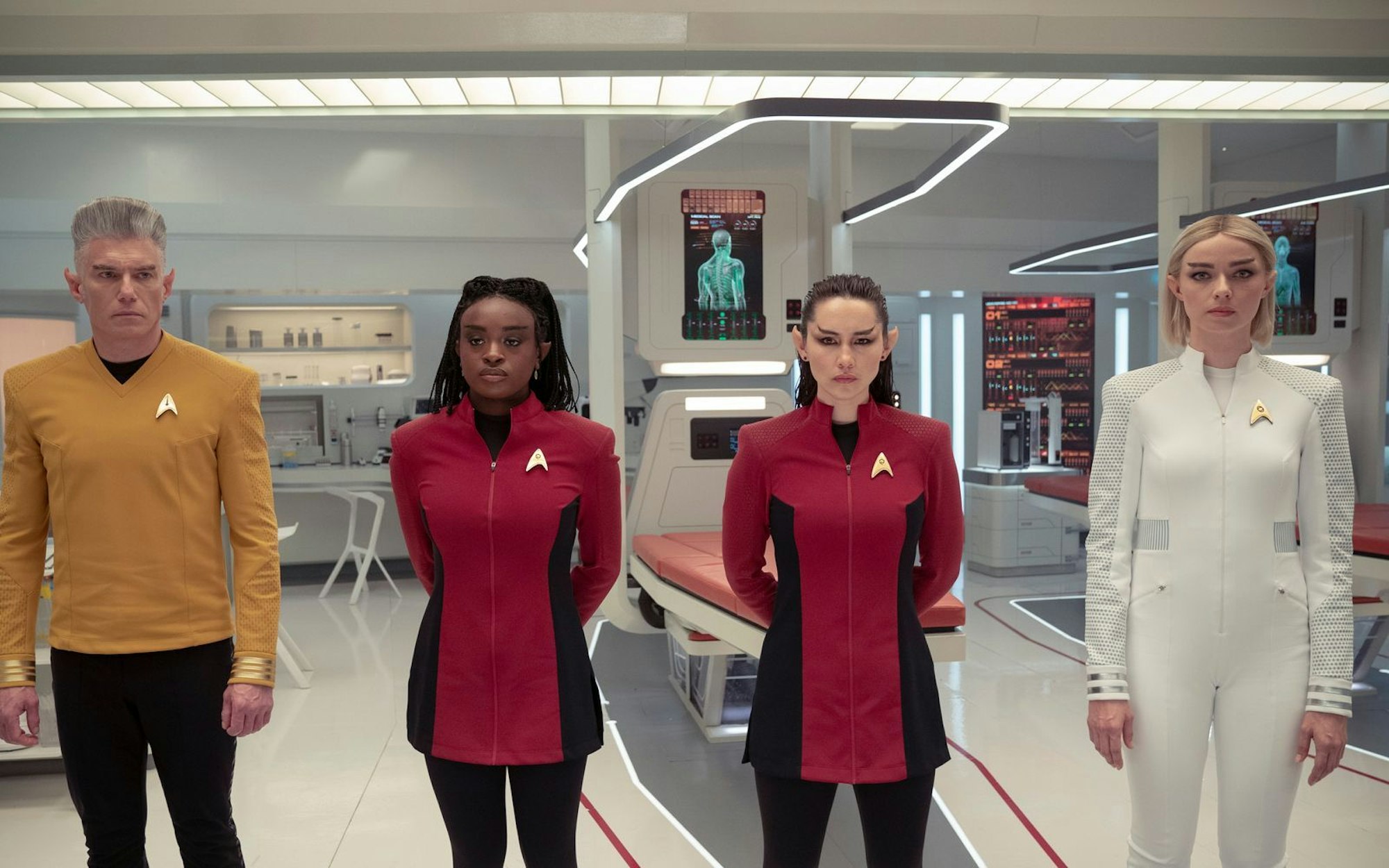 Am 17. Juli startet die Crew der USS Enterprise in ihre dritte Staffel. „Star Trek: Strange New Worlds“ knüpft als Serie klug an Ideen und Ästhetik der Originalserie aus den Jahren 1966 bis 1969 an. Es wirken mit (von links): Anson Mount als Captain Pike, Celia Rose Gooding als Uhura, Christina Chong als La'an und Jess Bush als Chapel. (Bild: Marni Grossman/Paramount+)