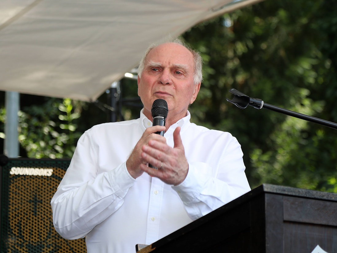 Uli Hoeneß hält eine Rede, hat ein Mikrofon in der Hand.