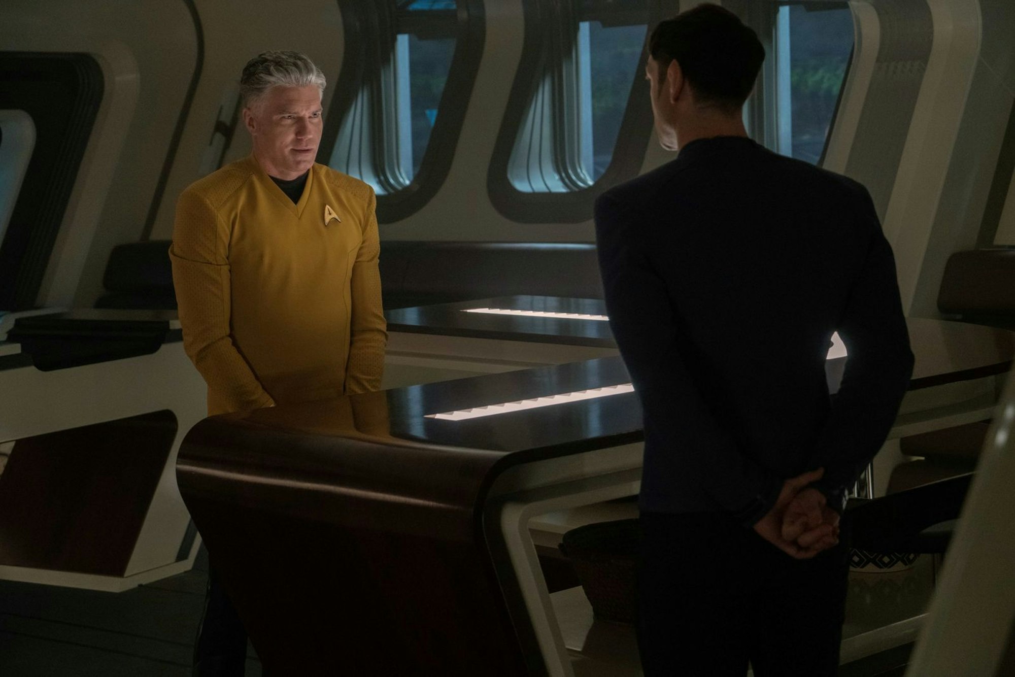 Captin Pike (Anson Mount, links) und sein 1. Offizier Spock (Ethan Peck) tauschen sich aus. (Bild: Paramount+)