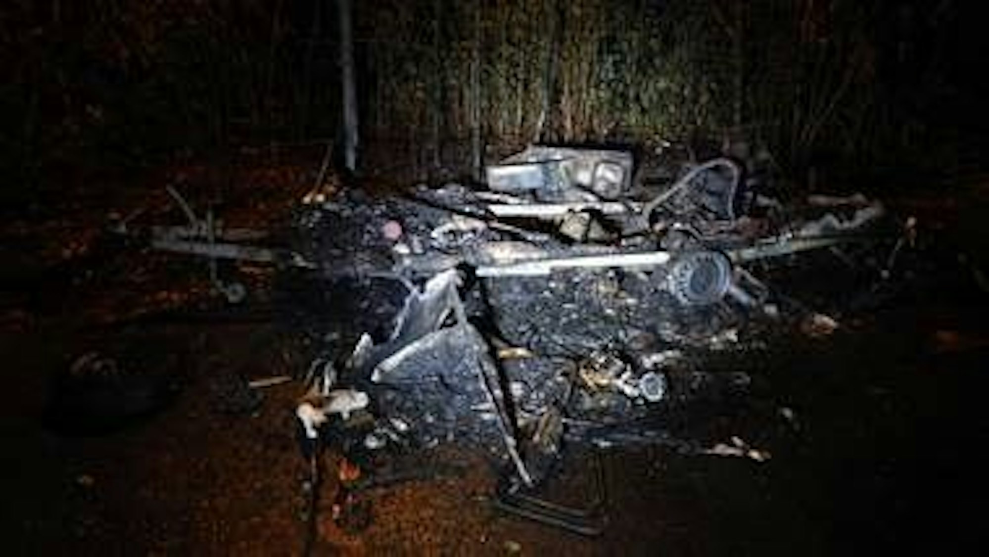 Ein brennender Wohnwagen in Duisburg-Duissern.