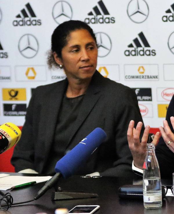 Steffi Jones als Nationaltrainerin.