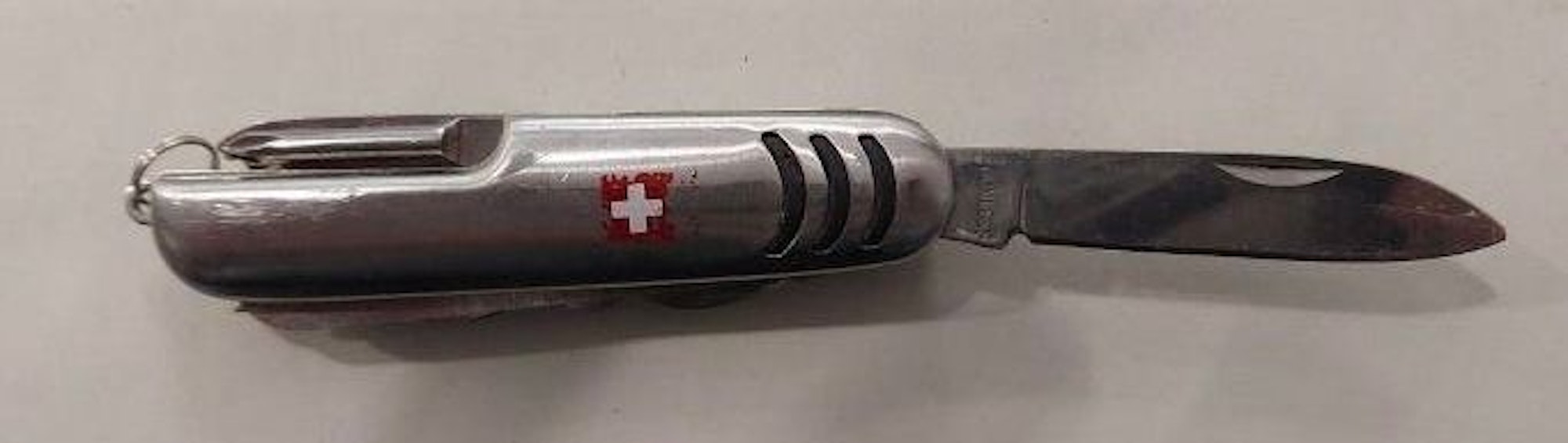 Ein von der Bundespolizei beschlagnahmtes Messer und Drogen.