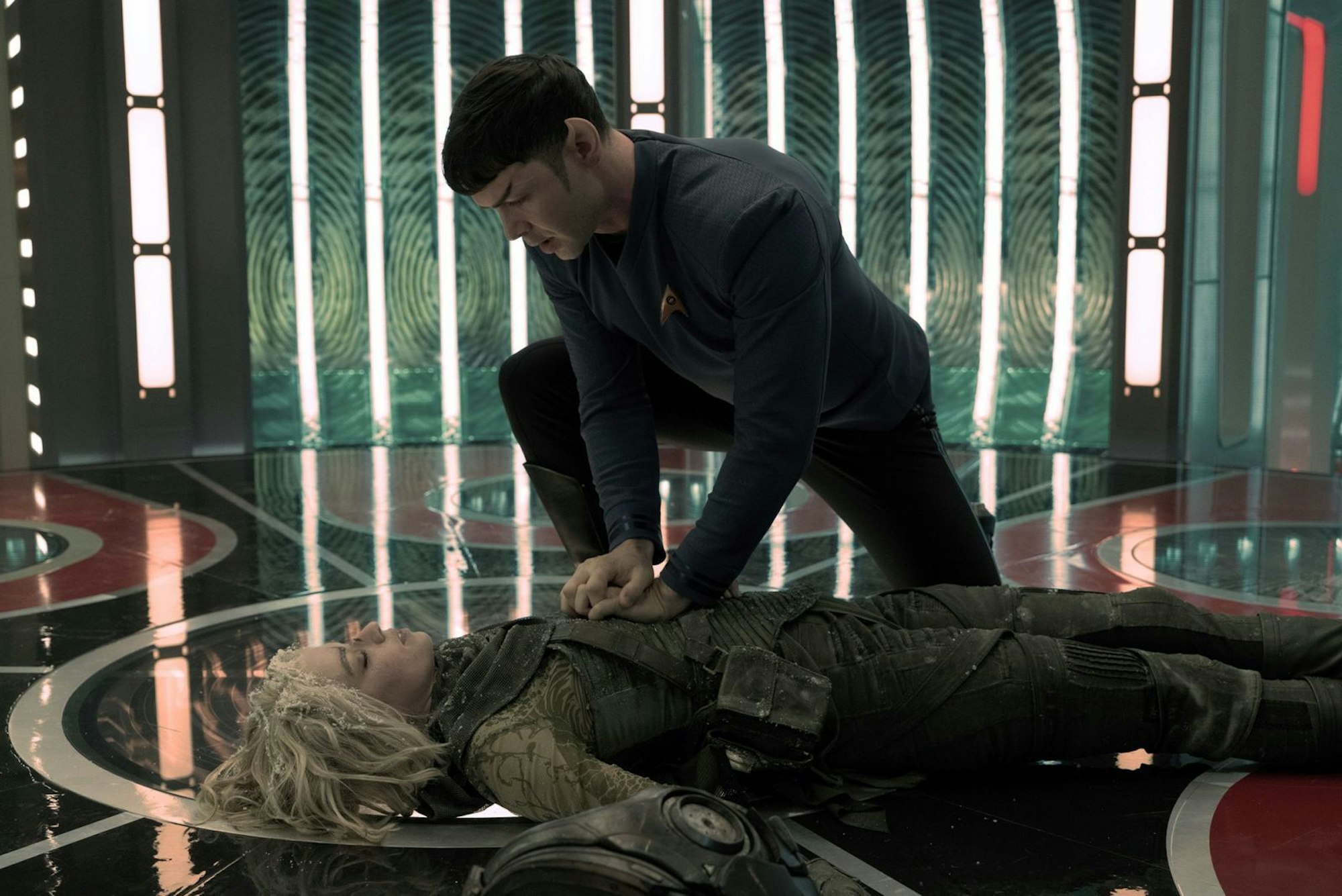 Der junge Spock (Ethan Peck) ist in „Star Trek: Strange New Worlds“ noch nicht ganz so in seiner Logik gefestigt wie in der Urserie. Dennoch versucht der Halb-Vulkanier auch hier, die Zukunft unter wissenschaftlich vernünftigen Gesichtspunkten zu gestalten. Auch dann, wenn es um Erste Hilfe geht. (Bild: Paramount+)