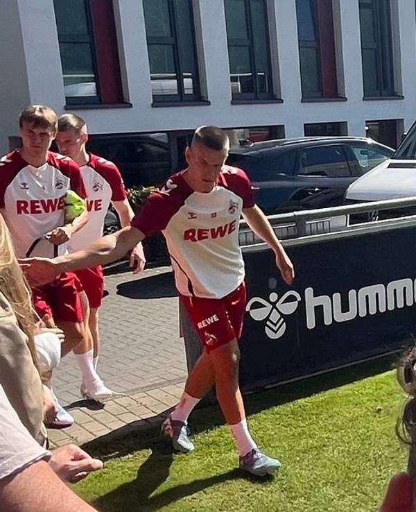 Florian Dietz betritt den Trainingsplatz des 1. FC Köln am Geißbockheim und schlägt mit einem Fan ein.