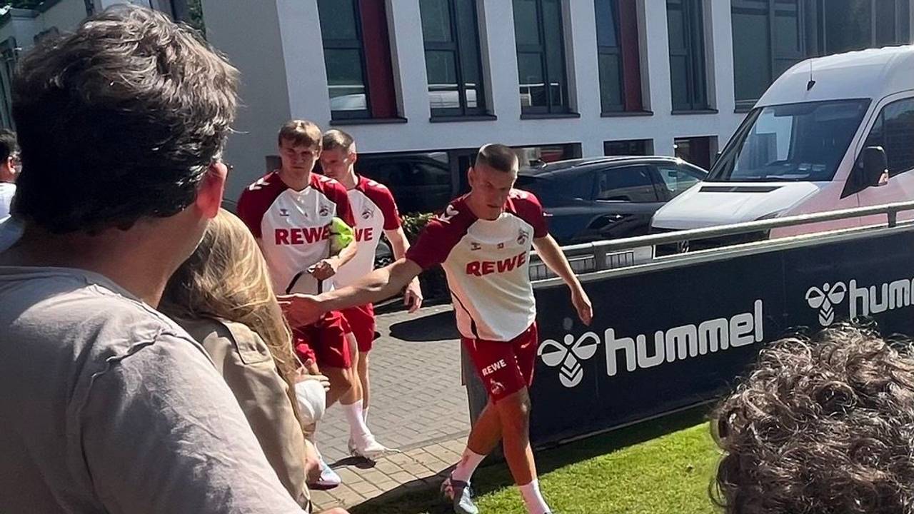 Florian Dietz betritt den Trainingsplatz des 1. FC Köln am Geißbockheim und schlägt mit einem Fan ein.
