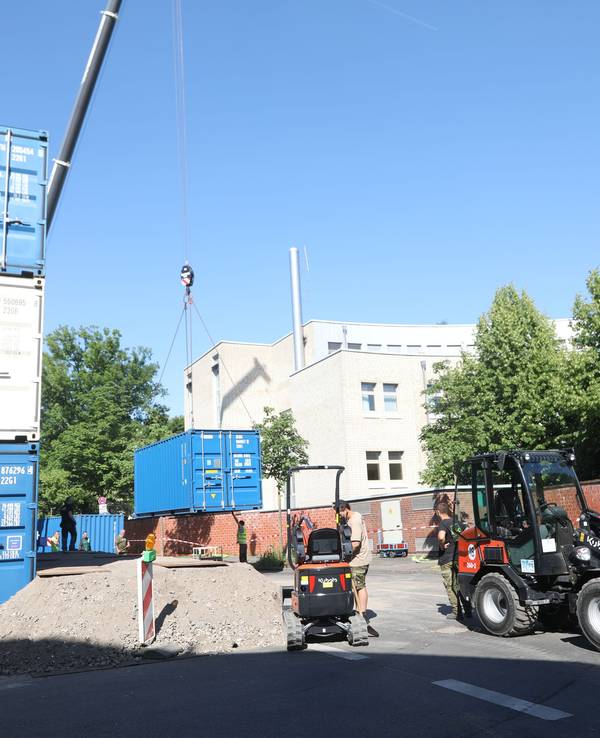 Vor der Entschärfung eines Blindgängers in Lindenthal am 20. Mai 2025 wurden Container-Schutzwände aufgestellt.
