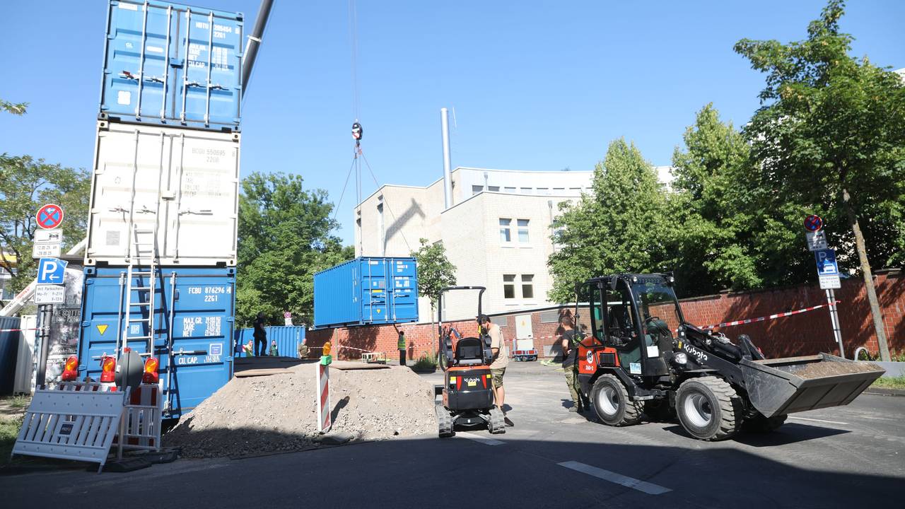 Vor der Entschärfung eines Blindgängers in Lindenthal am 20. Mai 2025 wurden Container-Schutzwände aufgestellt.