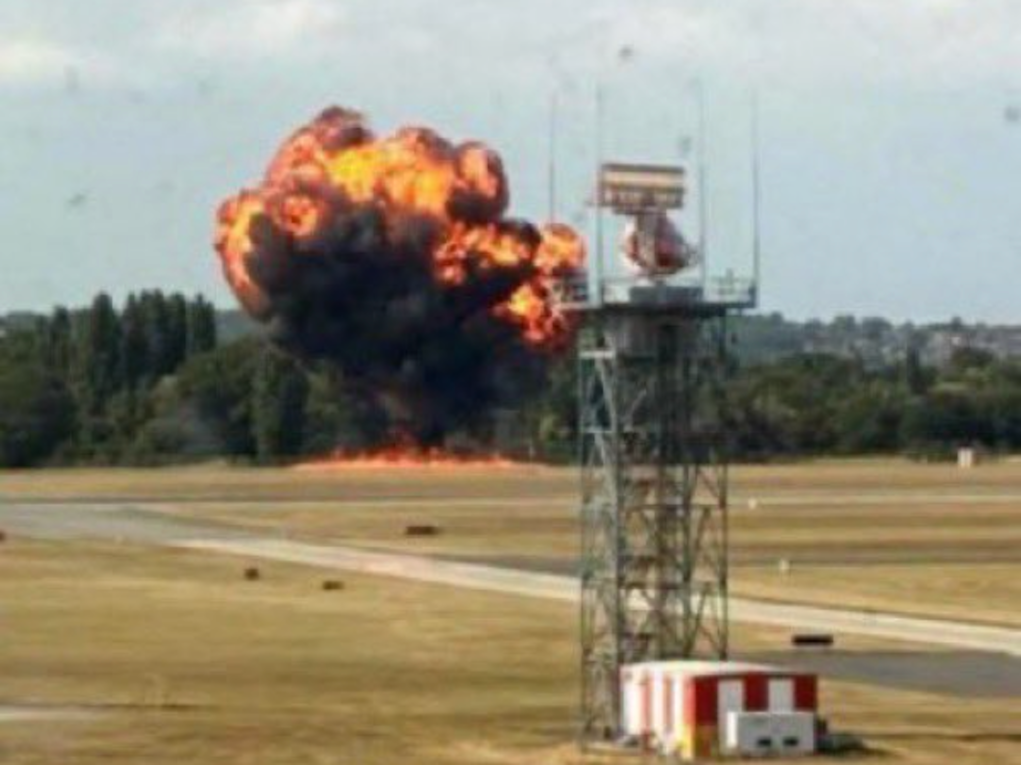 Aufnahmen im Netz zeigen den Feuerball in London Southend, als ein Geschäftsflugzeug abstürzt.