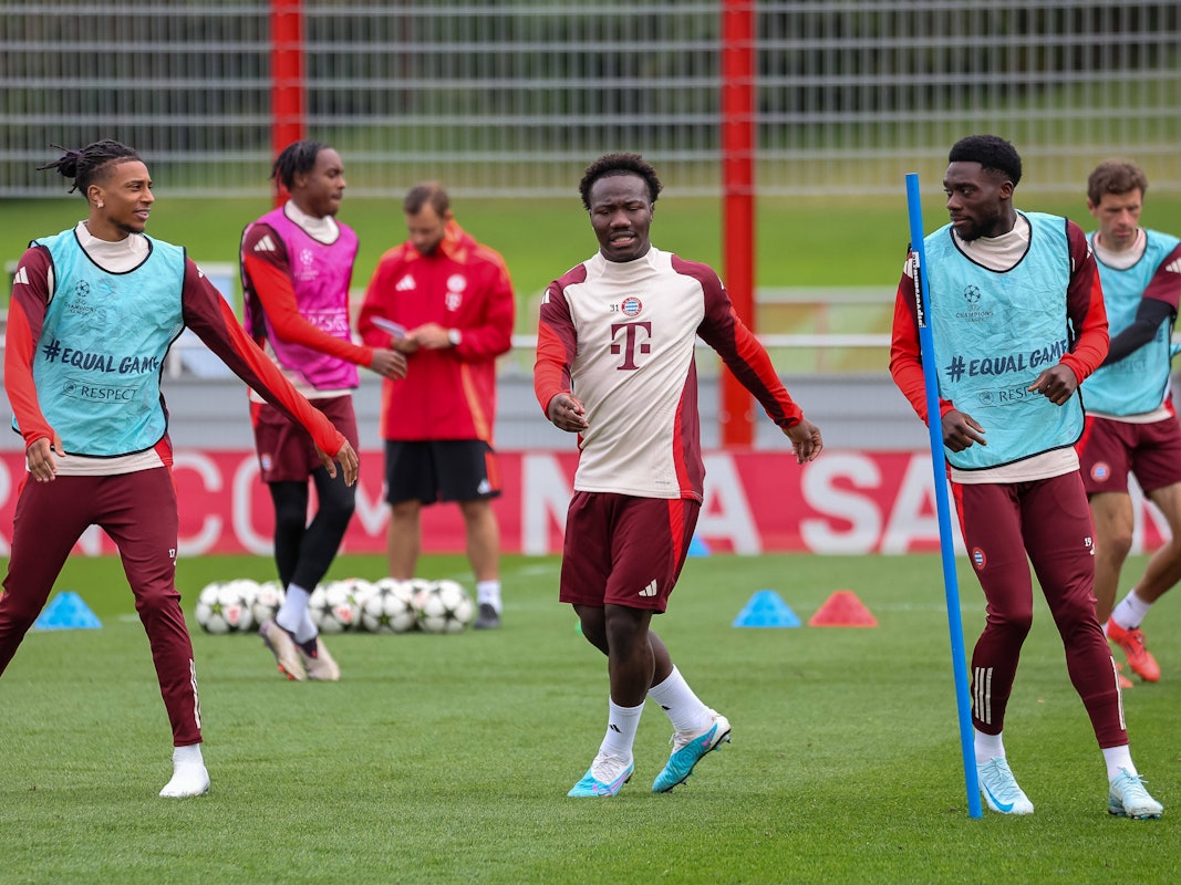 Michael Olise, Nestory Irankunda und Alphonso Davies im Training des FC Bayern.
