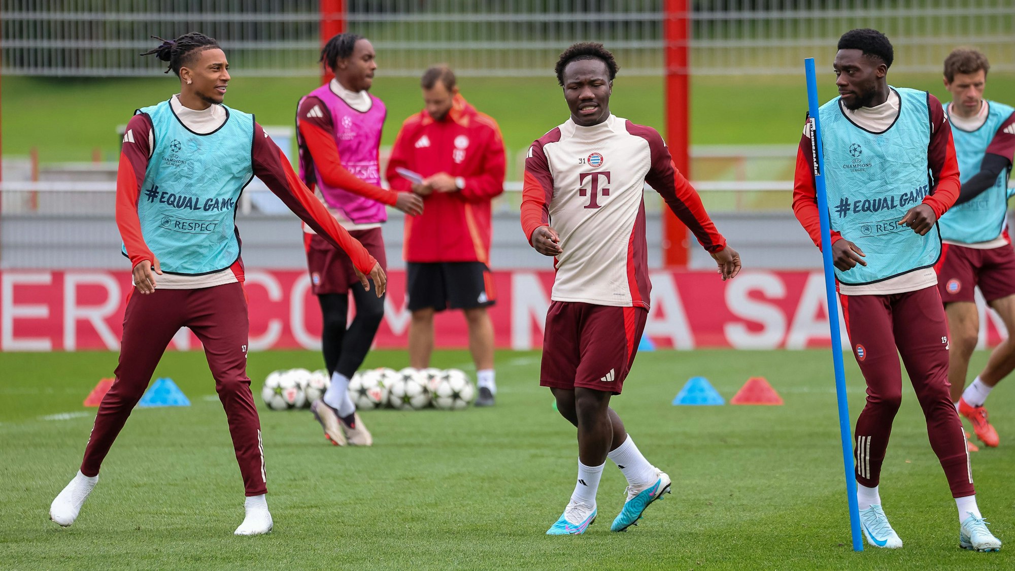 Michael Olise, Nestory Irankunda und Alphonso Davies im Training des FC Bayern.
