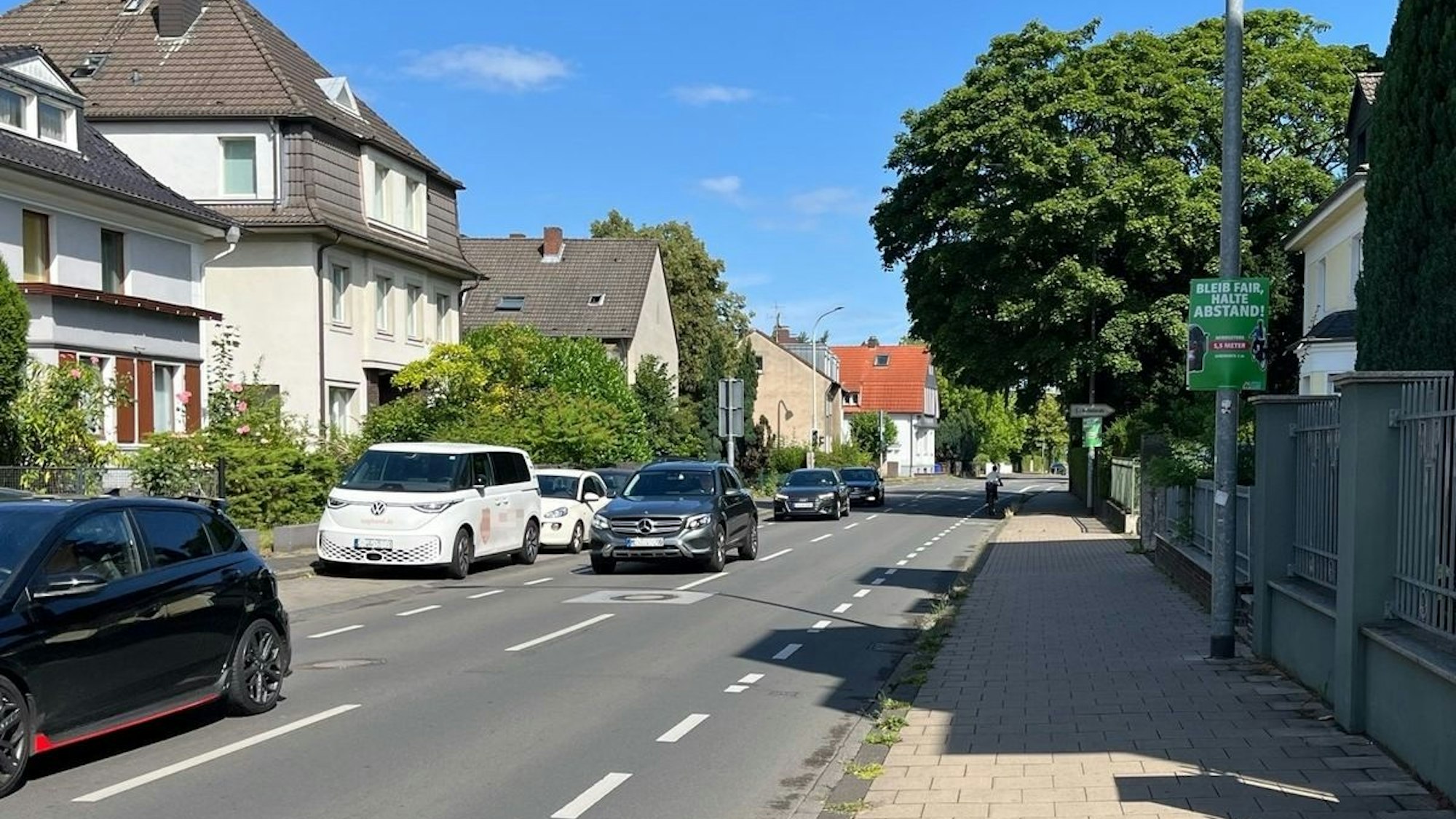 Sicherheit mit Seitenabstand - Polizei kontrollierte überholende Autofahrer