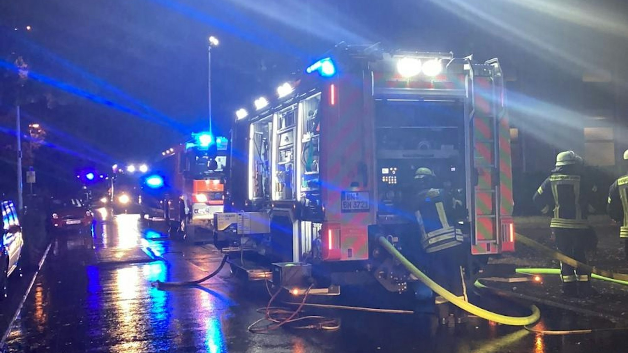 FW-BN: Fahrzeugbrand in Tiefgarage - insgesamt 44 Personen müssen zeitweise ihre Wohnungen verlassen