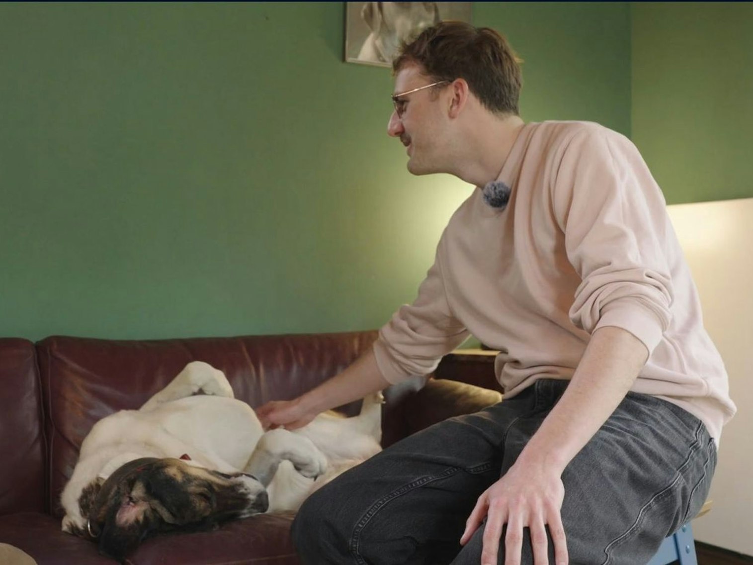 Zusammen mit einem Hundetrainer versucht Nico Schmolke, seine Angst zu überwinden. (Bild: ARD)