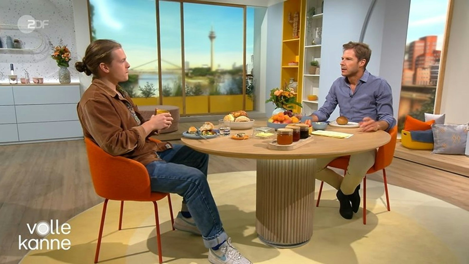 Gabriel Kelly hat im ZDF-Magazin „Volle Kanne“ über seine Beziehung mit Freundin Leoni gesprochen. (Bild: ZDF)