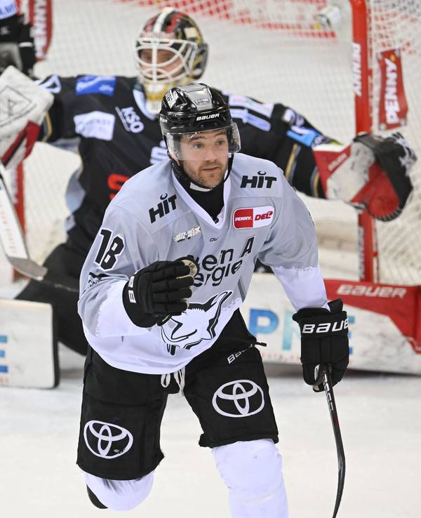 Josh Currie jubelt im Auswärtstrikot der Kölner Haie.