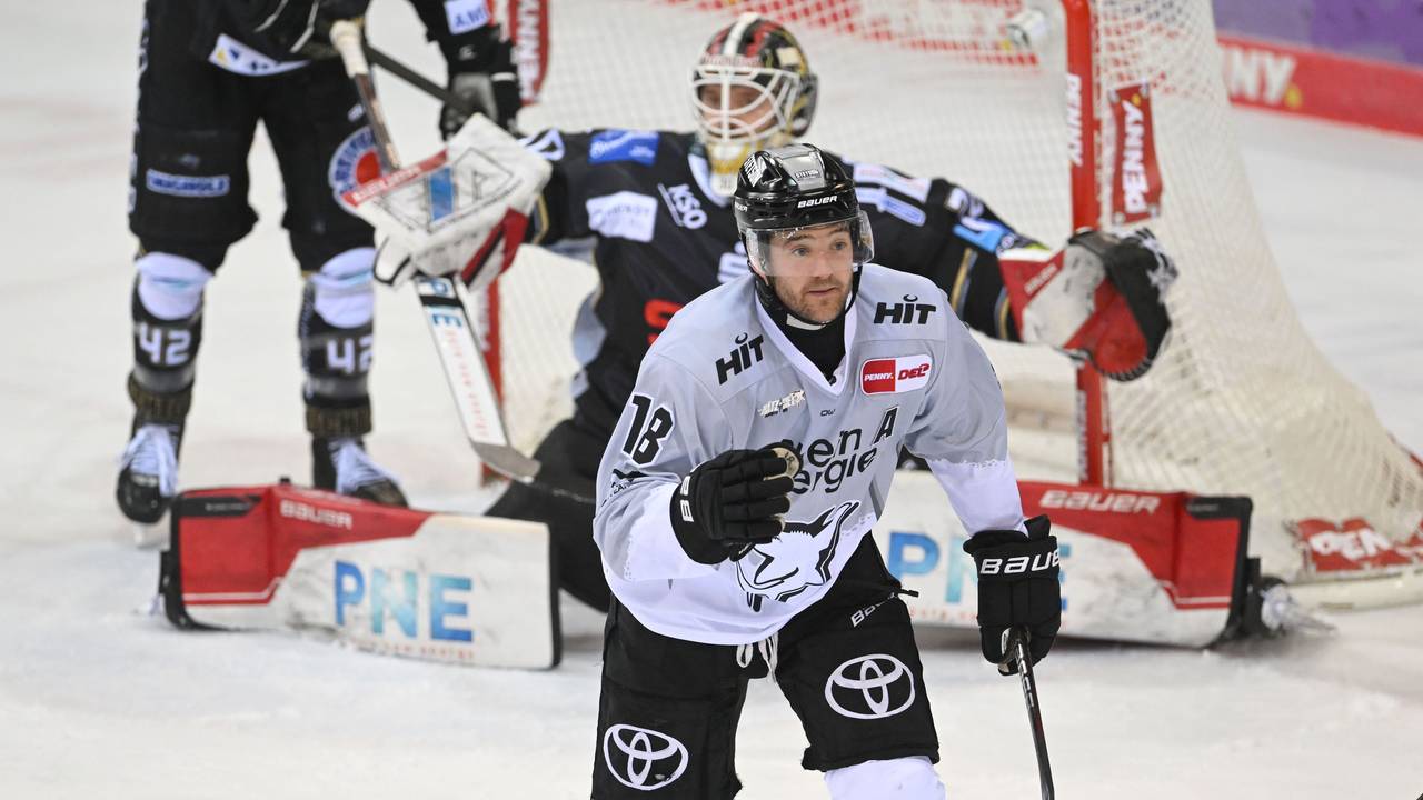 Josh Currie jubelt im Auswärtstrikot der Kölner Haie.