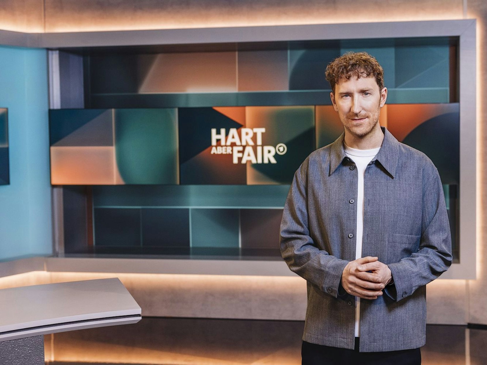Louis Klamroth präsentiert seit Januar 2023 „Hart aber fair“ im Ersten. Nun sollen neue Formate dazukommen. (Bild: WDR/Julia Sellmann)