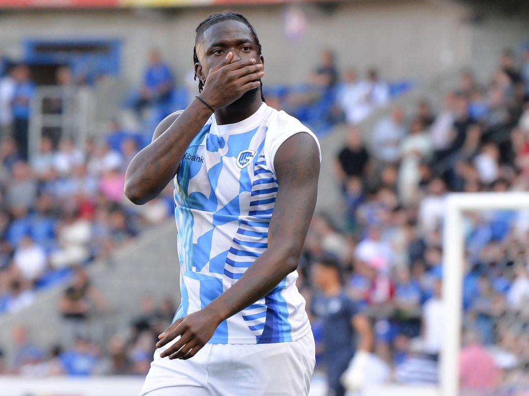 Tolu Arokodare hält sich beim Aufwärmen für Genk die Hand vor den Mund.