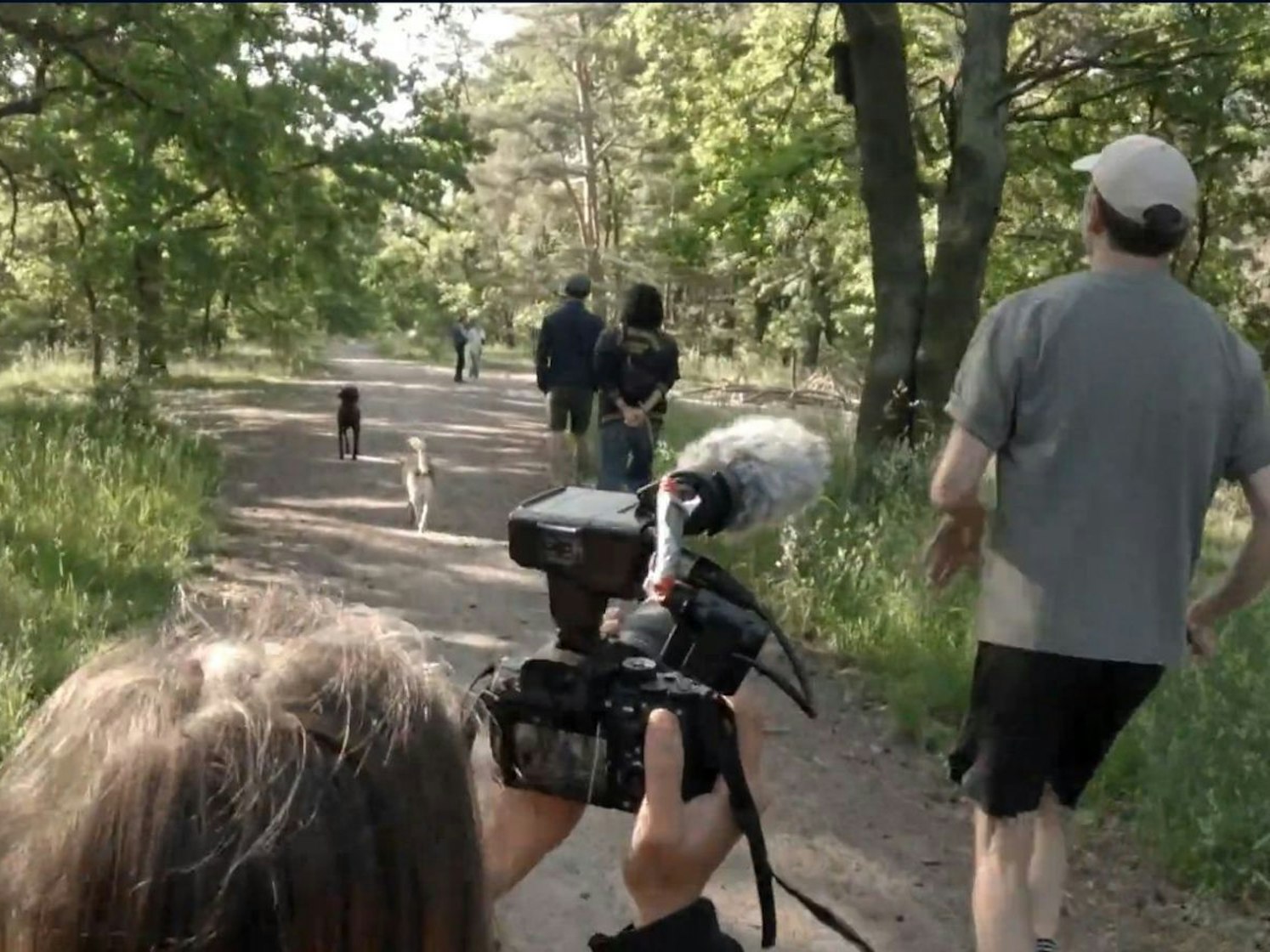 Zusammen mit seinem Kamerateam traut sich ARD-Reporter Nico Schmolke (rechts), im Park joggen zu gehen. Die vielen freilaufenden Hunde machen ihm Angst. (Bild: ARD)