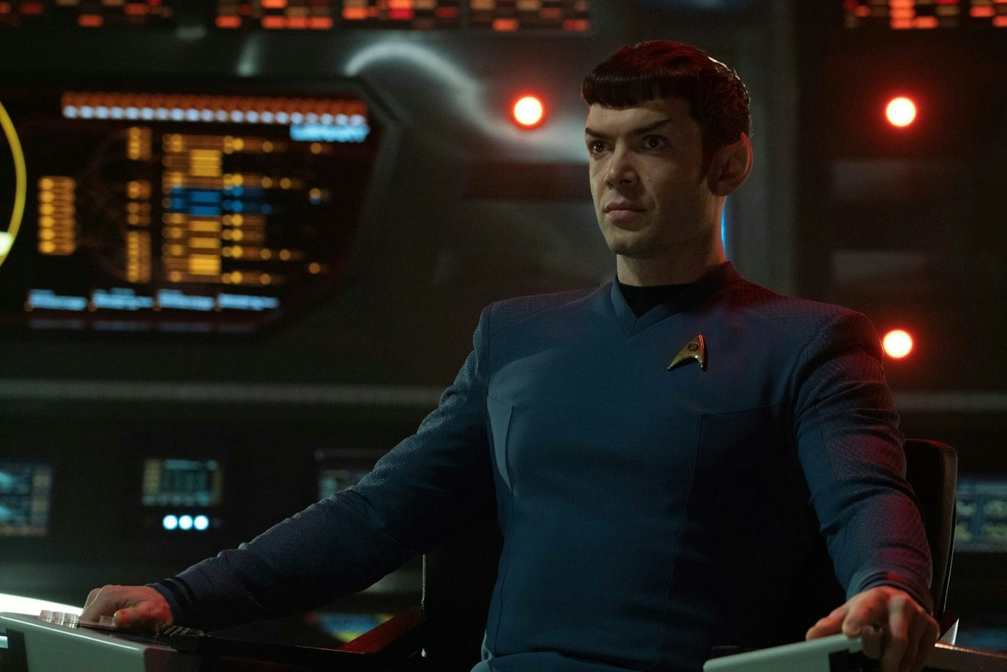 Spock (Ethan Peck) ist in Staffel drei sogar in Liebesdingen unterwegs. Das ist man von „Star Trek: Strange New Worlds“ bereits gewohnt. Nur diesmal werden
Beziehungs-Anekdoten sogar als Romantic Comedy mit Märchenaspekten erzählt. Das gibt es so im „Star Trek“-Universum wirklich nur bei „Strange New Worlds“. (Bild: Paramount+)
