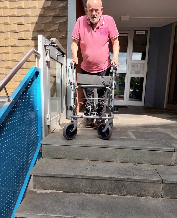 Ein Senior mit einem Rollator