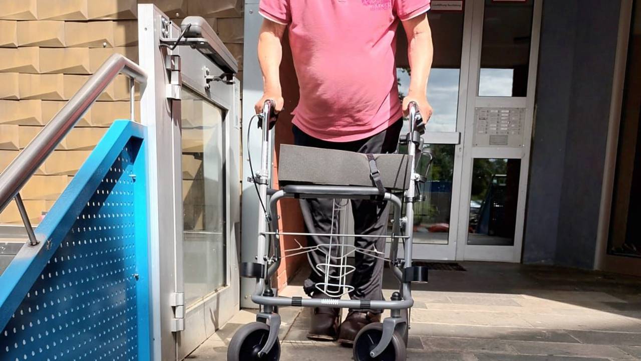 Ein Senior mit einem Rollator
