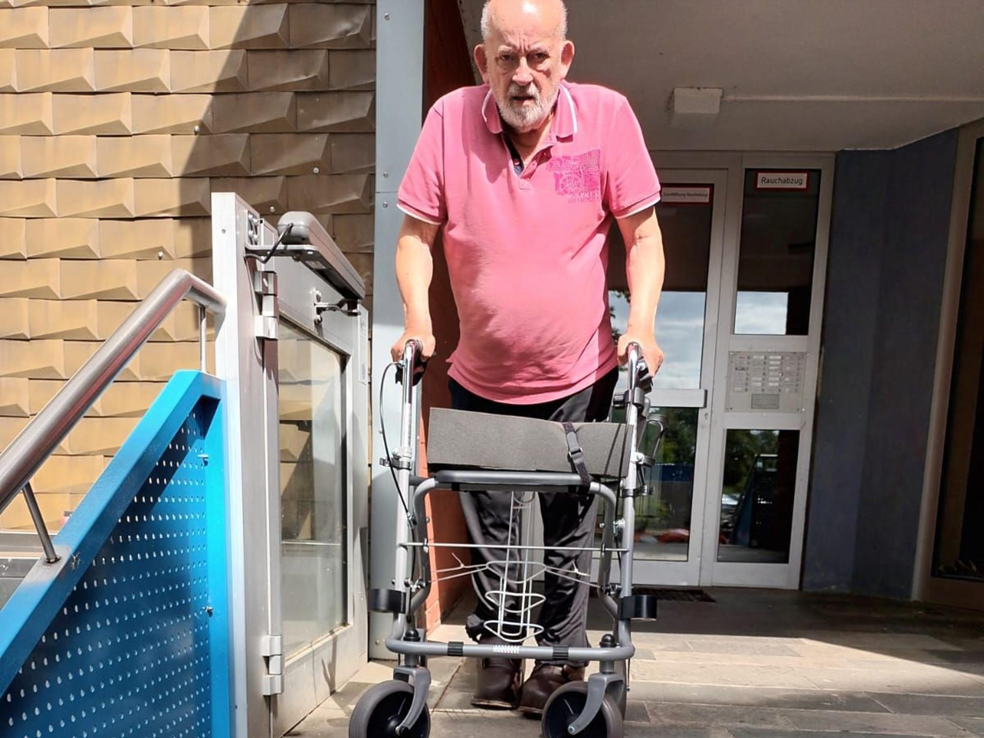 Ein Senior mit einem Rollator