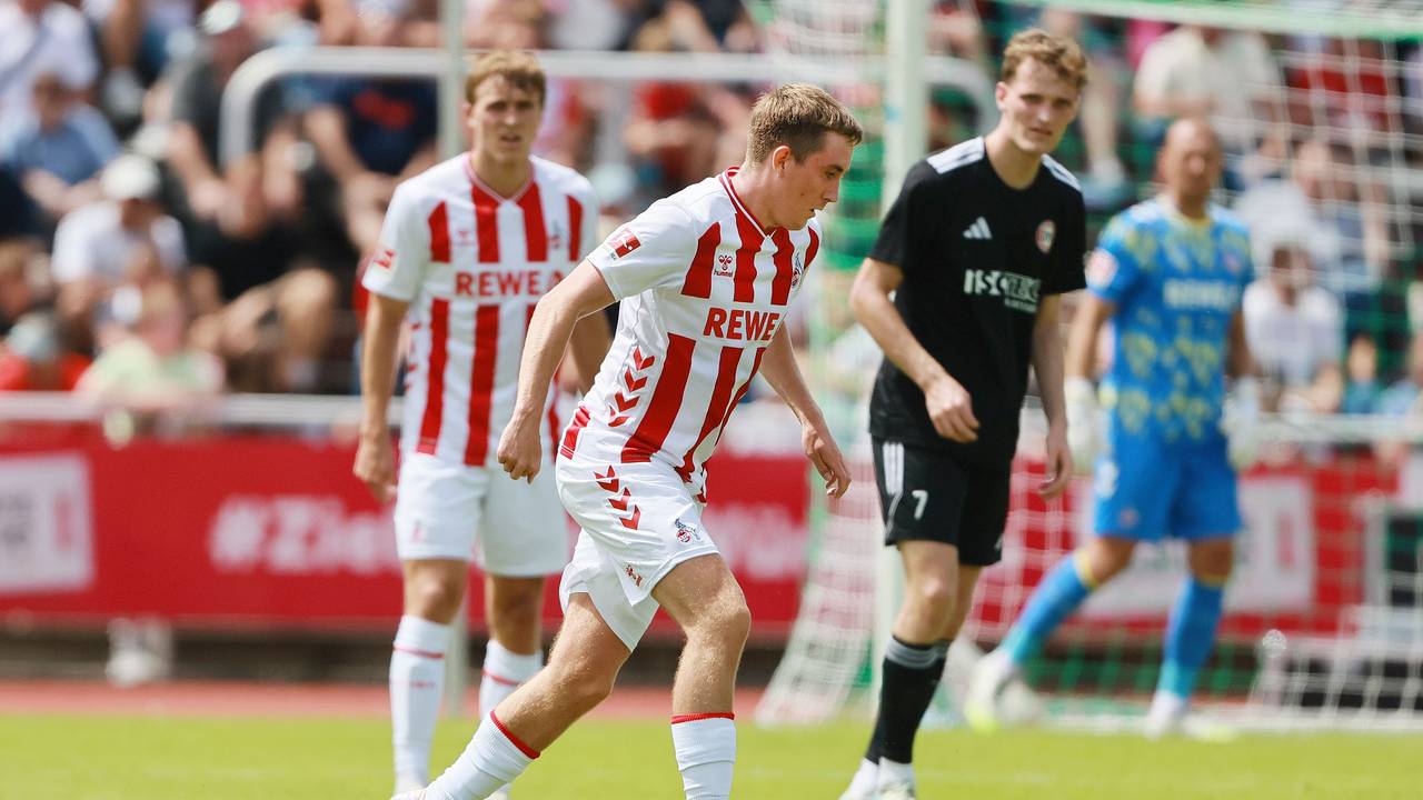 Isak Johannesson beim Testspiel in Bergisch Gladbach am Ball.