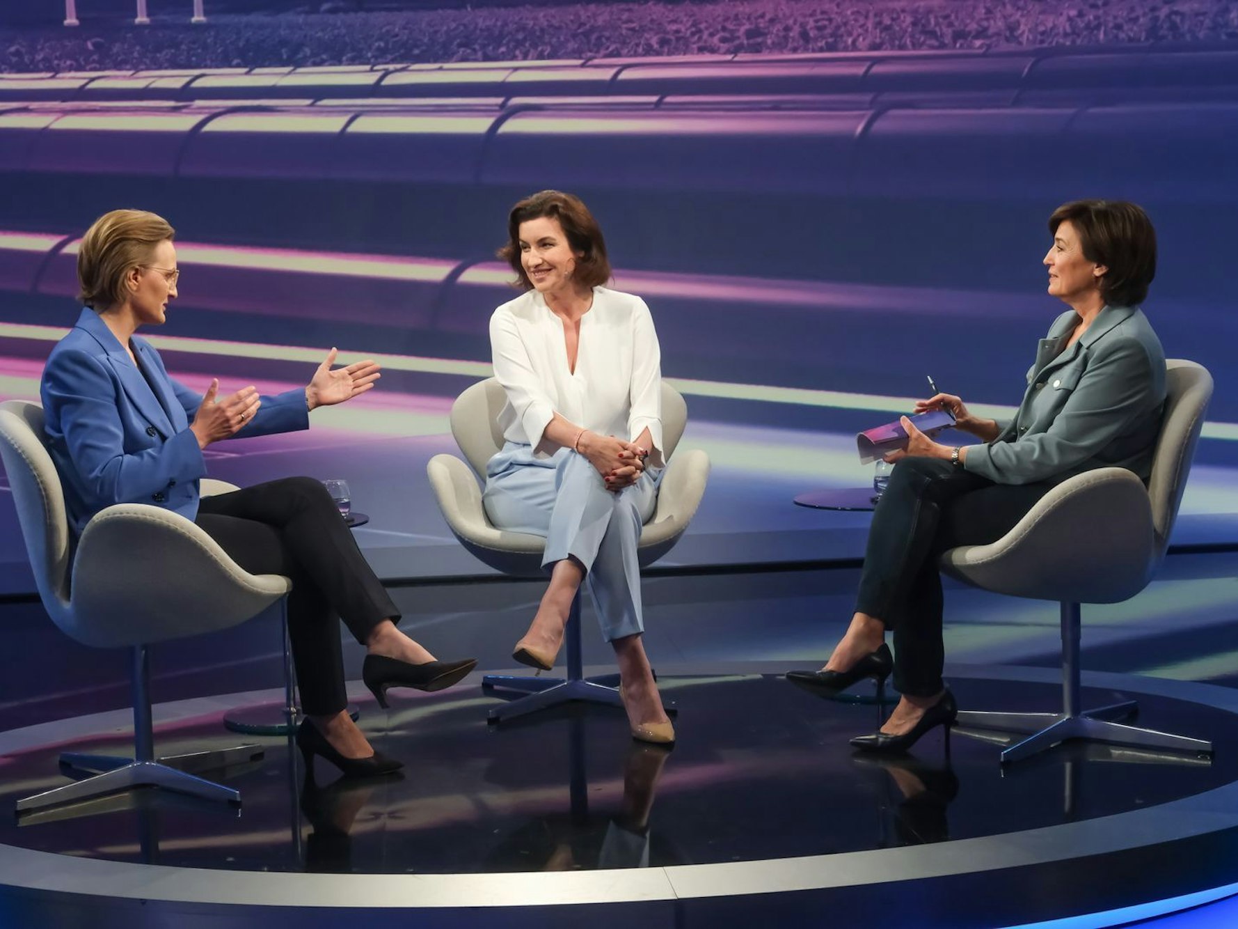 Sandra Maischberger (rechts) hat in ihrer Talkshow über die gescheiterte Richterwahl gesprochen. (Bild: WDR/Oliver Ziebe)