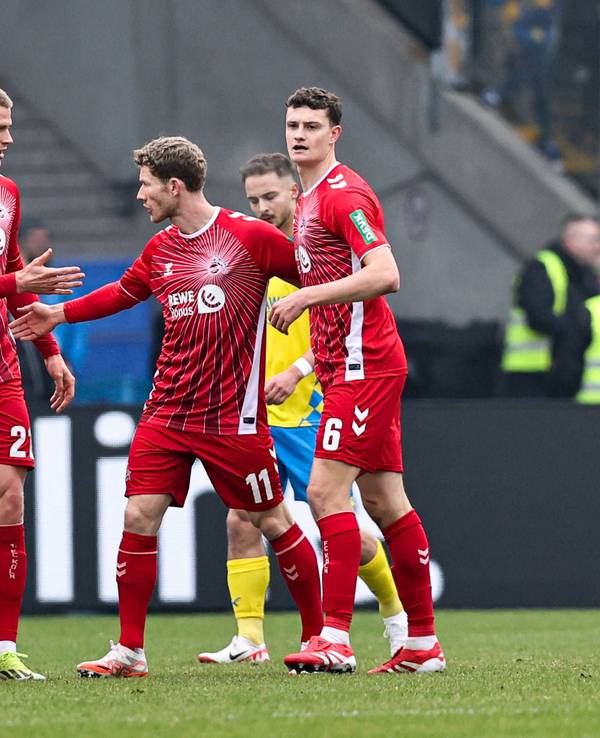 Die Profis des 1. FC Köln jubeln gemeinsam über einen Treffer.