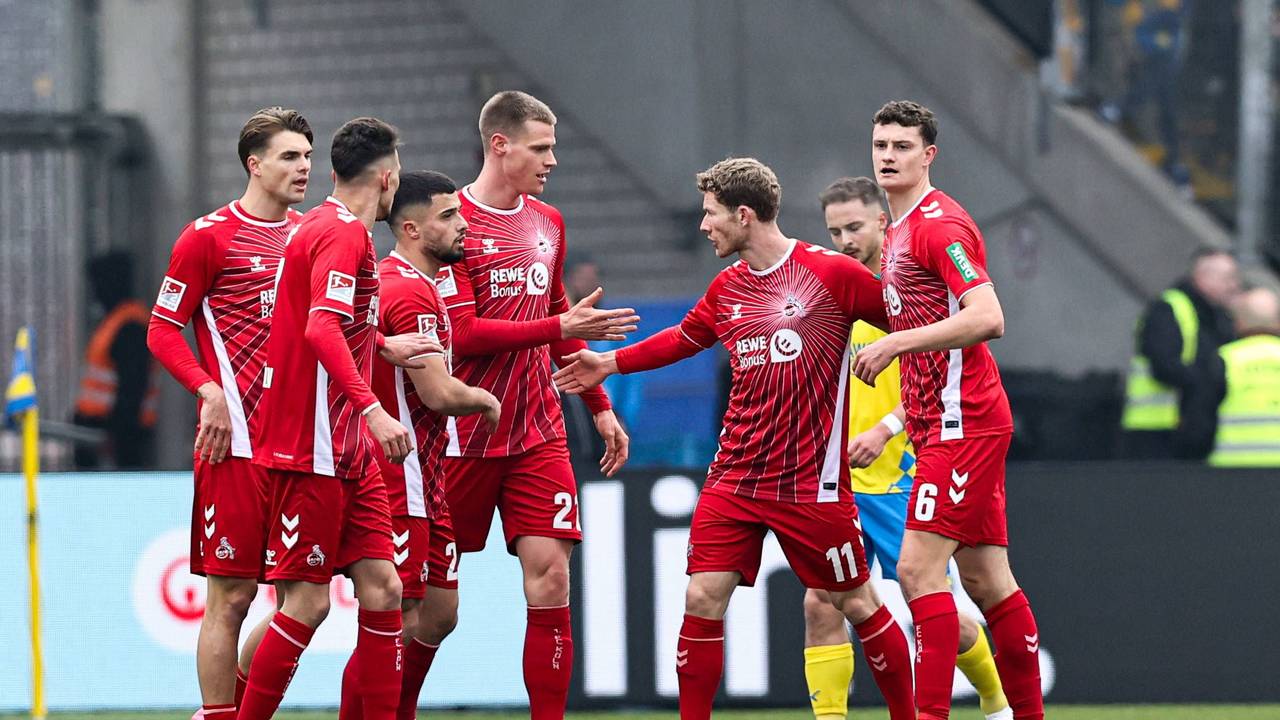 Die Profis des 1. FC Köln jubeln gemeinsam über einen Treffer.