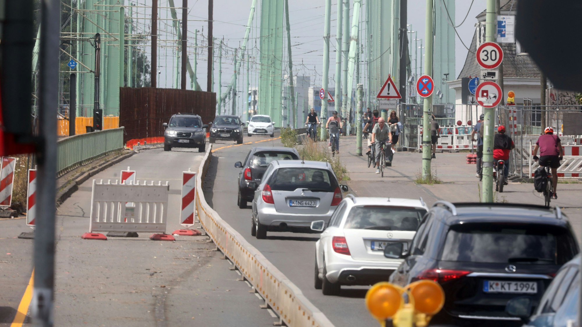 Autos können wieder in beide Richtungen über die Mülheimer Brücke fahren. Google Maps zeigt sie noch als gesperrt an.
