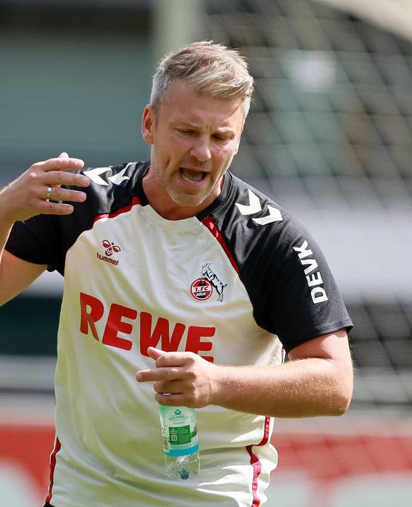 Lukas Kwasniok regt sich beim Training auf.