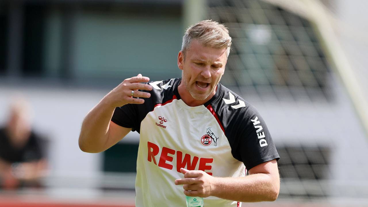 Lukas Kwasniok regt sich beim Training auf.