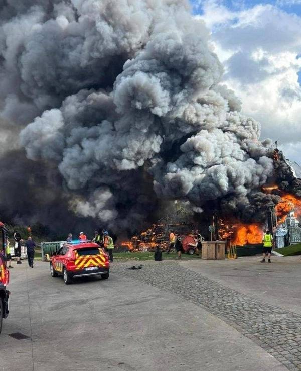 Kurz vor dem Start des Tomorrowland brennt es plötzlich auf dem Festivalgelände im belgischen Boom. Aufnahmen im Netz zeigen das Inferno.