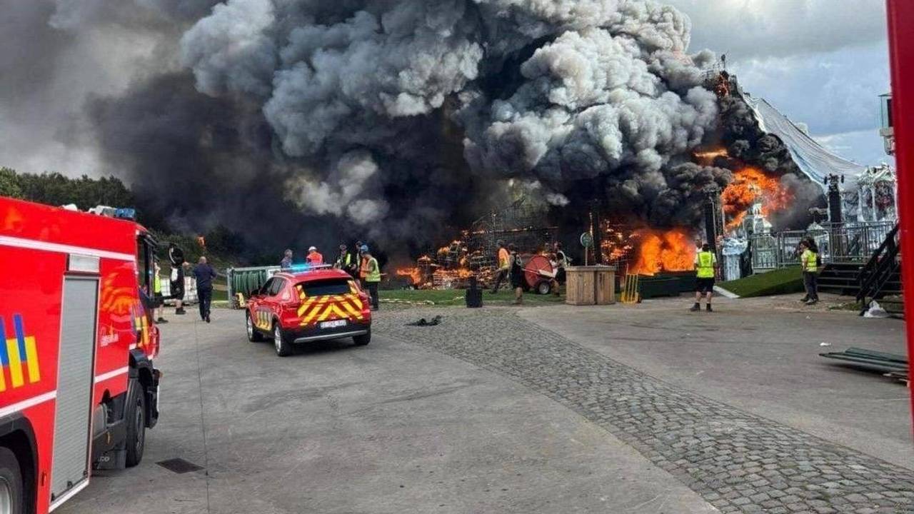 Kurz vor dem Start des Tomorrowland brennt es plötzlich auf dem Festivalgelände im belgischen Boom. Aufnahmen im Netz zeigen das Inferno.