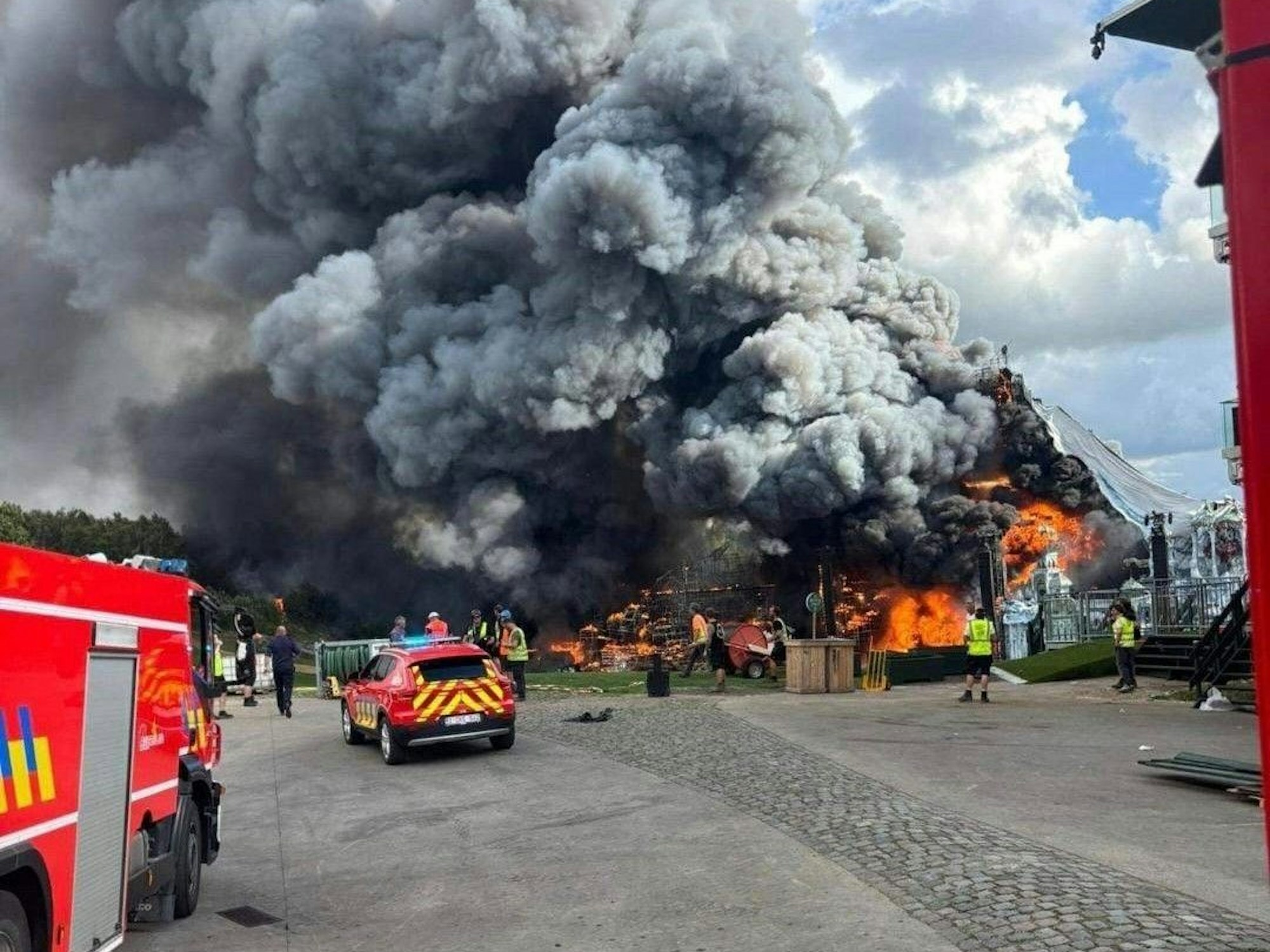 Kurz vor dem Start des Tomorrowland brennt es plötzlich auf dem Festivalgelände im belgischen Boom. Aufnahmen im Netz zeigen das Inferno.