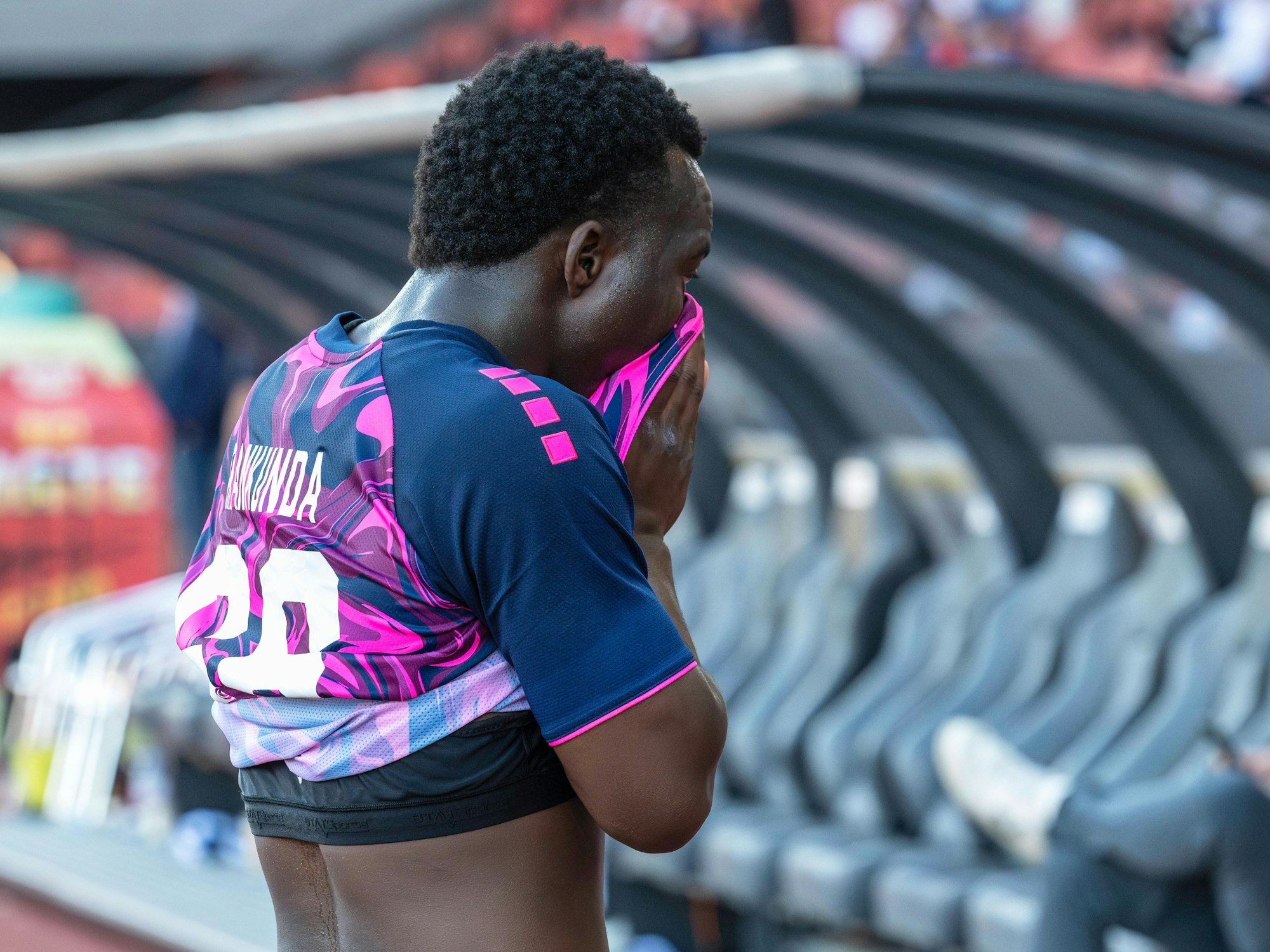 Nestory Irankunda geht enttäuscht vom Platz.